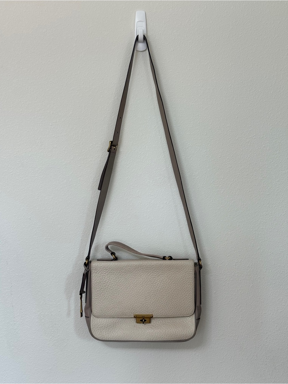 Fossil Memoir Flap Key Leather Crossbody Purse in Bone / Cream & Gregor Turnlock